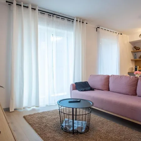 Dream - Brand New With Balcony & Free Parking Lejlighed