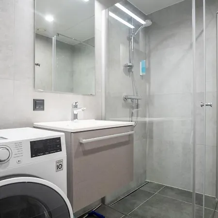 Dream - Brand New With Balcony & Free Parking Lejlighed